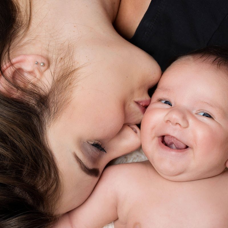 lächelnde mama mit baby