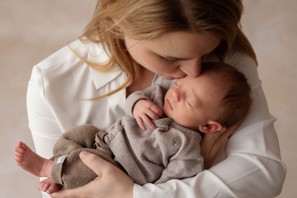 mutter küsst zärtlich ihr baby