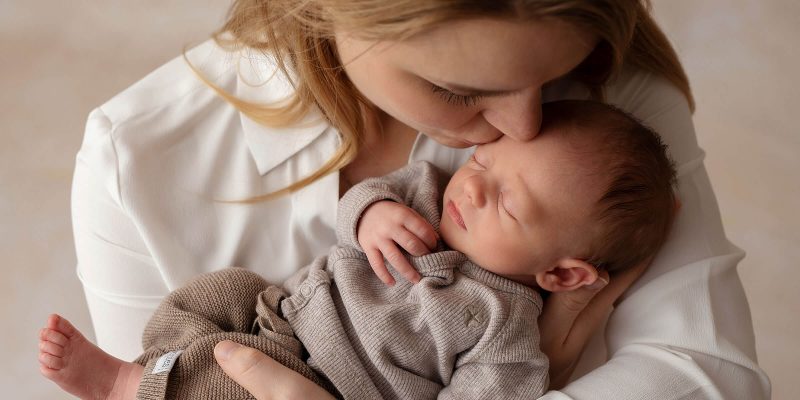 mutter küsst zärtlich ihr baby