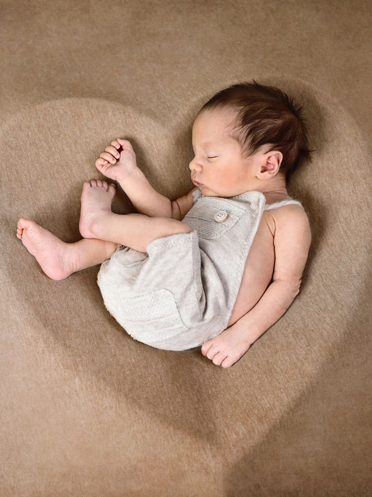 Babyfotografie Bergisch Gladbach. baby in einer schale. man sieht nur die umrandung einen herzens